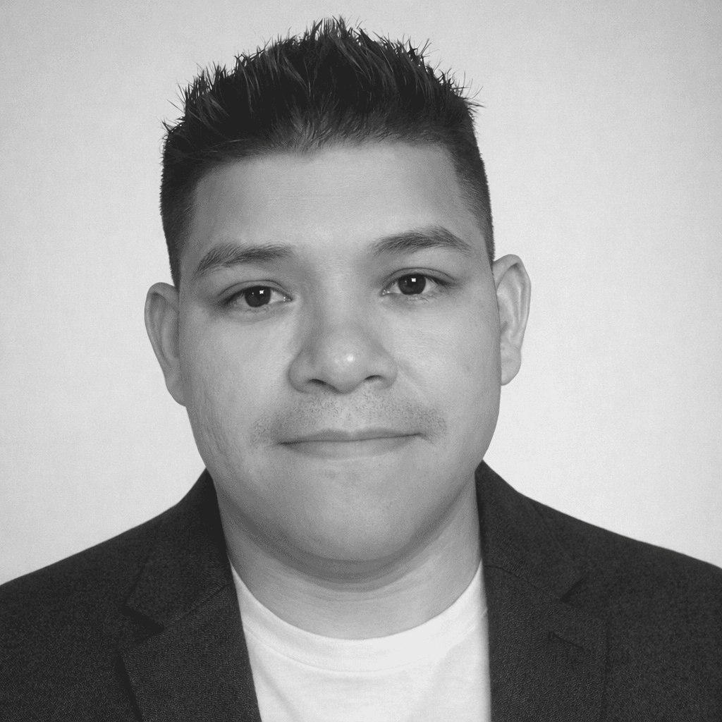 Retrato de Jhonatan Quintanilla, fundador de JCODE